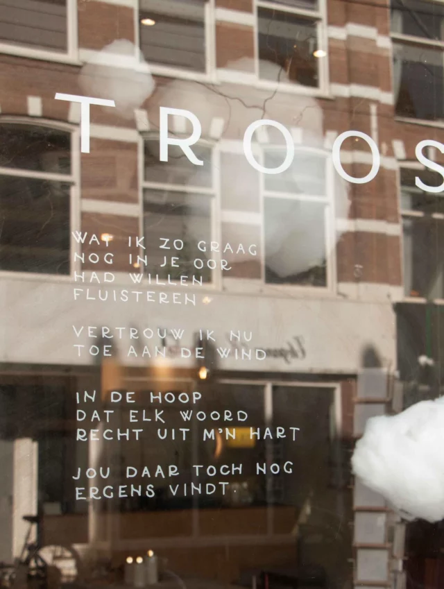 Nieuw gedichtje op het raam 🤍 wat ik zo graag nog in je oor had willen fluisteren..🖊️ Caduc