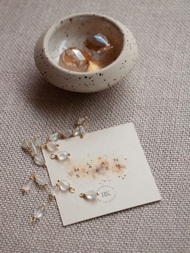 Maansteen staat voor intuïtie en rust en helpt je beter naar je gevoel te luisteren. De steen brengt emotionele balans, ondersteunt bij nieuwe beginnen en het loslaten van oude patronen. Daarnaast wordt hij gezien als ondersteunend bij ontspanning, slaap en hormonale balans, met een zachte beschermende werking ♡