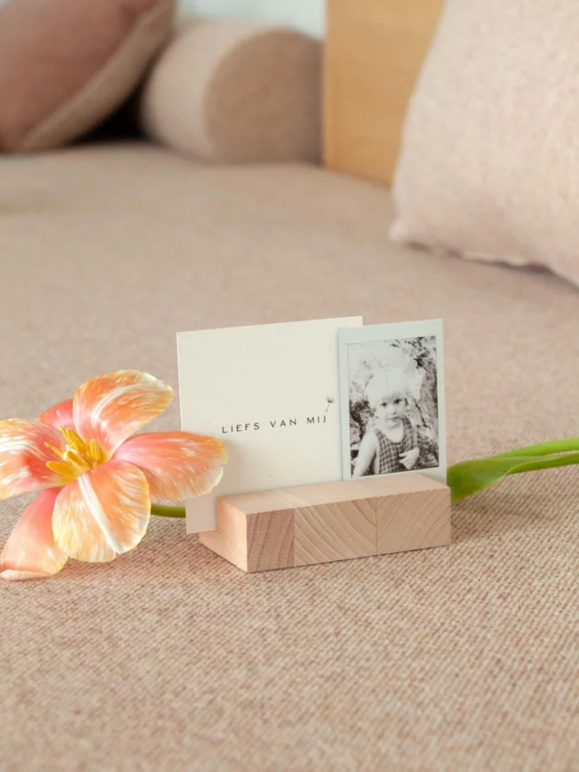 Hoe zoet is deze samenstelling en het past door de brievenbus 🫶🏼 Bestel een persoonlijke polaroid foto mee met je favoriete moment. Een vriendin opvrolijken of laat die mooiste foto van jouw dierbare afdrukken die meteen mag pronken in het gedenkplekje. Je kunt een foto kiezen vanuit je telefoon, laptop of maak direct een foto met je telefoon uit een lievelingsfotoboek!