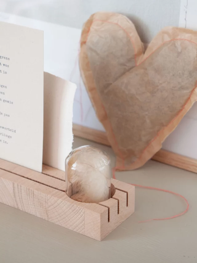 Heb je al een hold it thuis? Kies voor een los stolpje om je pronkplek aan te vullen. Een eigen pronkplek voor een waardevol stukje herinnering ♡ plaats onder het stolpje een dierbaar stukje stof, een plukje haar van jouw trouwe viervoeter of het mooiste sieraad van iemand die je zo mist. Hij past perfect op de plek van het vaasje/kaarsje🤍