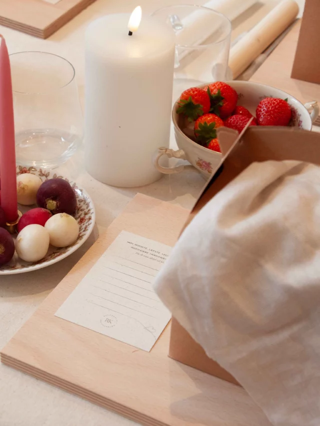 Een workshop in het Troostatelier waar jij met de liefste mensen om je heen jouw verdriet een plekje kan geven. Maak zelf een huisje op een wolkje, een liefdevol herinneringsobject voor iemand die gemist wordt. Het symboliseert dat degene die er niet meer is, toch een eigen plekje thuis houdt. Een tastbare herinnering die troost biedt en een bijzondere manier om een dierbare dichtbij te voelen.
☁️ 
Het Troostatelier is een warme plek waar verhalen gedeeld mogen worden, waar gelachen en gehuild mag worden, en waar je gewoon even mag zijn. Troost zit niet alleen in wat je meeneemt naar huis, maar ook in wat je hier achterlaat. Je hoeft het niet alleen te doen🫶🏼