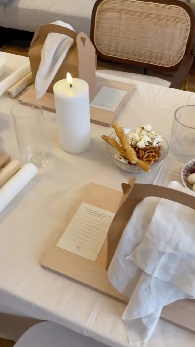Zondag mag ik weer een lieve groep mensen ontvangen voor de workshop ‘huisje op een wolkje’🫶🏼
•
Een workshop in het Troostatelier waar jij met de liefste mensen om je heen jouw verdriet een plekje kan geven. Maak zelf een huisje op een wolkje, een liefdevol herinneringsobject voor iemand die gemist wordt. Het symboliseert dat degene die er niet meer is, toch een eigen plekje thuis houdt. Een tastbare herinnering die troost biedt en een bijzondere manier om een dierbare dichtbij te voelen.
☁️ 
Het Troostatelier is een warme plek waar verhalen gedeeld mogen worden, waar gelachen en gehuild mag worden, en waar je gewoon even mag zijn. Troost zit niet alleen in wat je meeneemt naar huis, maar ook in wat je hier achterlaat. Je hoeft het niet alleen te doen🤍